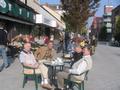 In Wilhelmshaven luden Straßencafés bei herrlichem Wetter zum Verweilen ein.